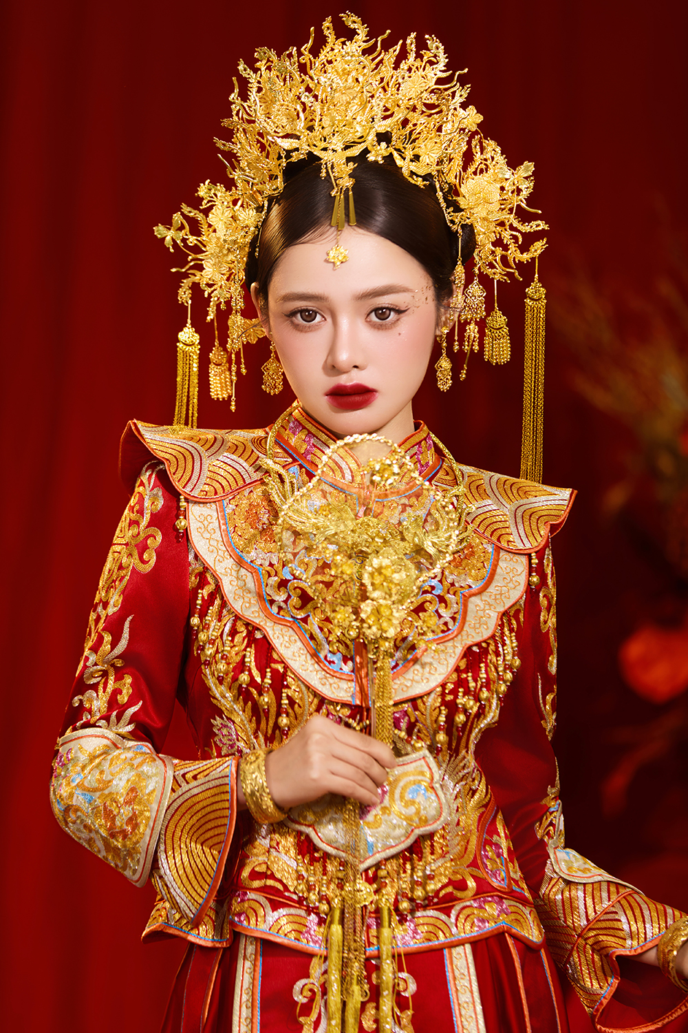 中式天花板 黄金头冠秀禾新娘造型